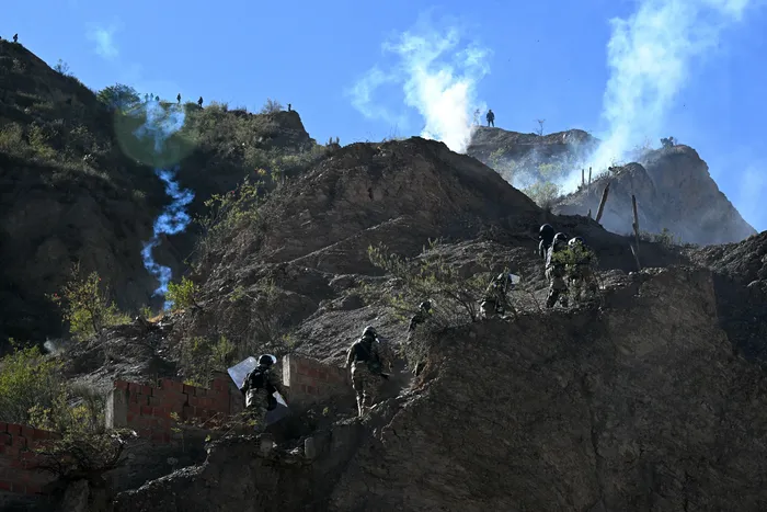 Enfrentamientos con manifestantes rurales en Lipari, el 17 de mayo, en el departamento de La Paz, Bolivia. · Foto: Aizar Raldes, AFP