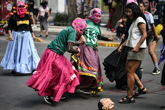 Activistas de un colectivo feminista protestan contra Claudia Sheimbaum y el Mundial de la FIFA 2026, en Ciudad de México, el 16 de mayo. · Foto: Yuri Cortez, AFP