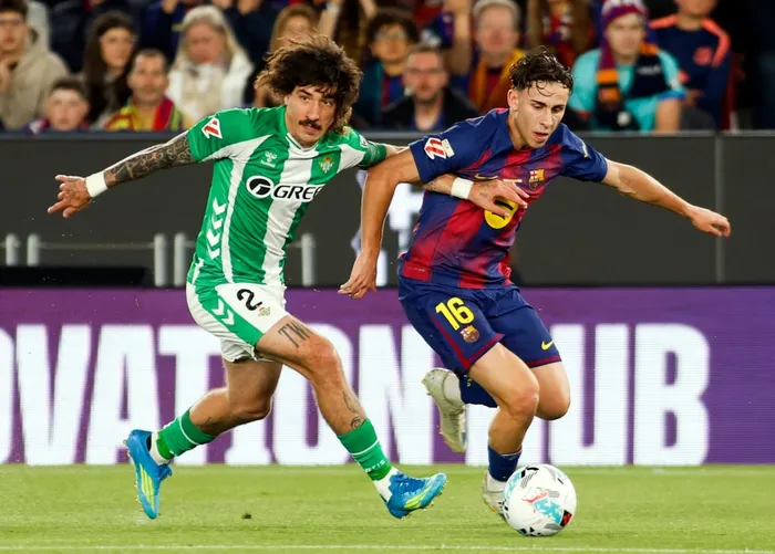 Héctor Bellerín, del Betis, y Fermín López, del Barcelona, en el Camp Nou, en Barcelona, el 17 de mayo. · Foto: Jaime Reina, AFP