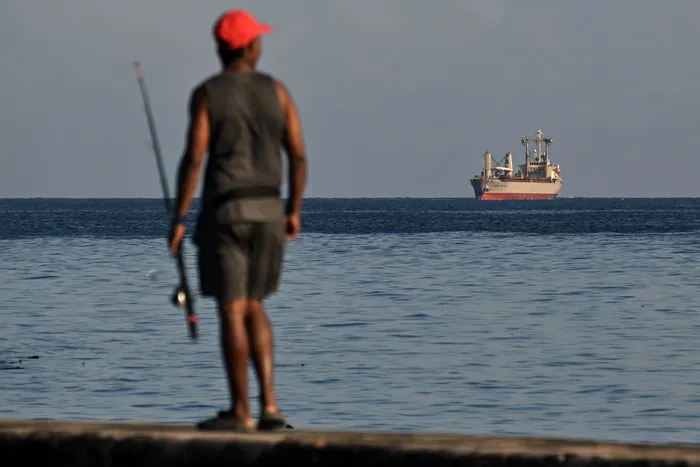 El Asian Katra llega a la bahía de La Habana con ayuda humanitaria, el 18 de mayo. · Foto: Yamil Lage, AFP