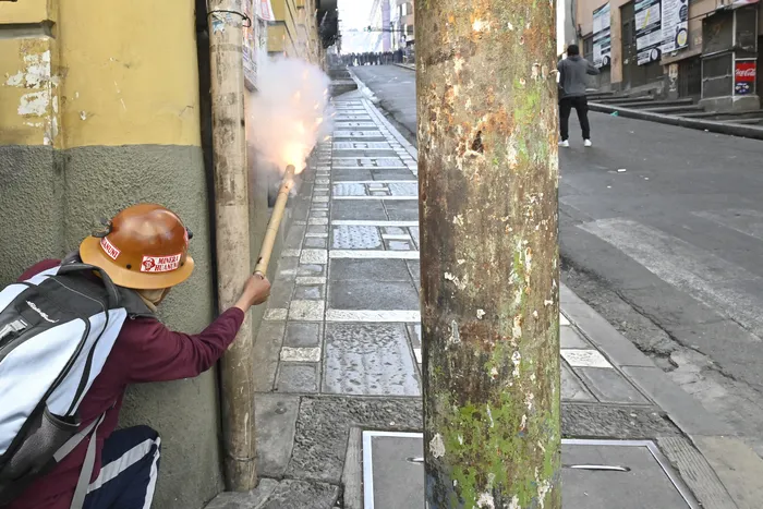Un minero dispara una bengala durante enfrentamientos con la policía antidisturbios, el 18 de mayo, en La Paz. · Foto: Aizar Raldes, AFP