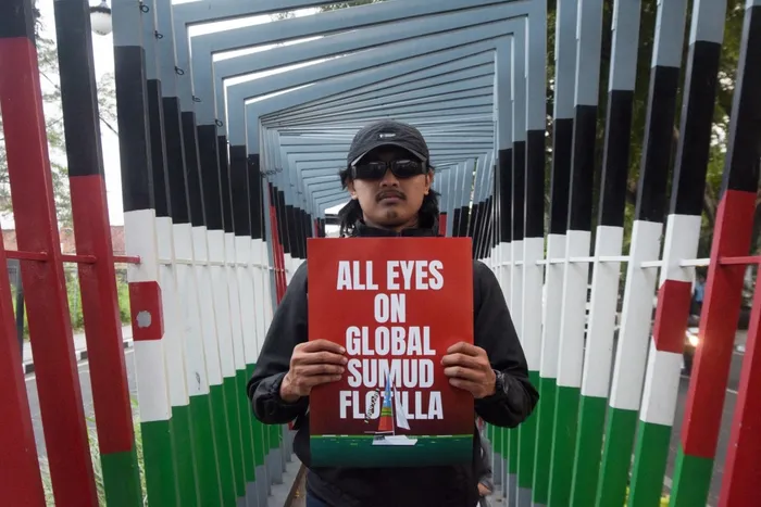 Manifestación contra la interceptación israelí de barcos que participan en la Flotilla Global Sumud, en Bandung, Java Occidental, el 19 de mayo. · Foto: Timur Mathari, AFP
