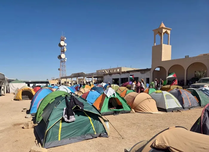 Convoy de la Flotilla Global Sumud que partió por tierra para romper el bloqueo de Gaza y entregar ayuda humanitaria, Sirte, Libia, el 20 de mayo. · Foto: Stringer, AFP
