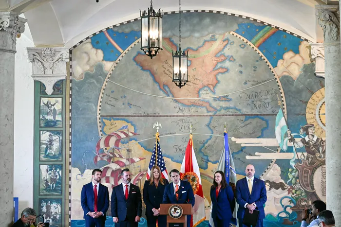 Todd Blanche (centro) durante una conferencia de prensa para anunciar la acusación contra Raúl Castro, el 20 de mayo, en la Torre de la Libertad en Miami, Florida. · Foto: Chandan Khanna, AFP