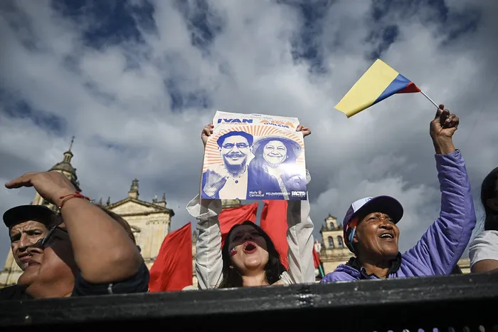 Simpatizantes del candidato presidencial Iván Cepeda en la Plaza Bolívar de Bogotá. · Foto: Raúl Arboleda, AFP