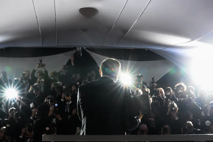 Andrey Zvyagintsev posa con el trofeo tras ganar el Gran Premio por la película _Minotauro_, el 23 de mayo, durante la ceremonia de clausura de la 79ª edición del Festival de Cine de Cannes, en Cannes, Francia. · Foto: Olivier Chassignole, pool, AFP