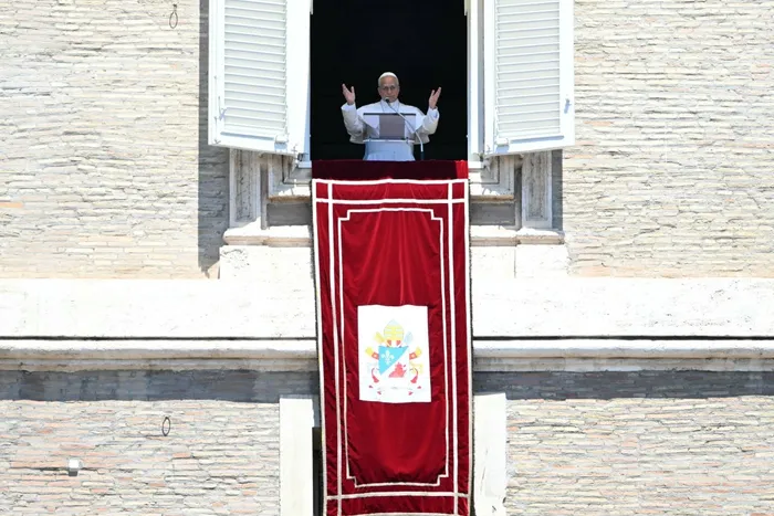 El papa León XIV en el palacio apostólico con vistas a la plaza de San Pedro, en el Vaticano, el 24 de mayo. · Foto: Andreas Solaro, AFP