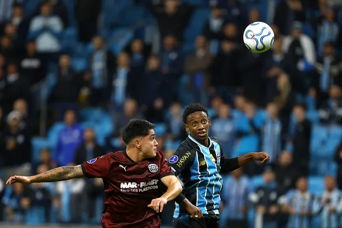 Facundo Silvera, de Montevideo City Torque, y Gabriel Mec, de Gremio, durante la fase de grupos de la Copa Sudamericana, el 26 de mayo, en el Arena do Gremio. · Foto: Silvio Avila/ AFP