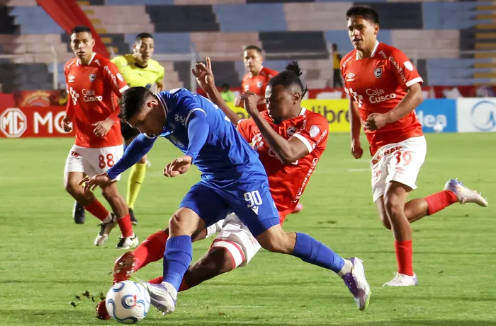 Sebastián Guerrero, de Juventud, y Kevin Becerra, de Cienciano, el 27 de mayo, por la fase de grupos de la copa Sudamericana, en el estadio Inca Garcilaso de la Vega en Cusco. · Foto: José Angulo / AFP