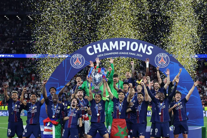 Marquinhos levanta el trofeo tras la victoria en la final de la Liga de Campeones de la UEFA, el sábado 30 de mayo, en el Puskás Arena de Budapest. · Foto: Franck Fife,  AFP