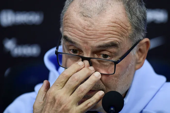 Marcelo Bielsa durante la conferencia de prensa, el 1º de junio, en el Complejo Celeste, en Canelones. · Foto: Dante Fernández, AFP