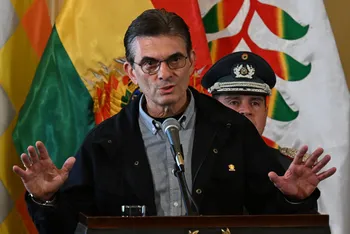 El presidente de Bolivia, Rodrigo Paz, durante la asunción del nuevo ministro de Defensa, Ernesto Justiniano Urenda, el 3 de junio, en el Palacio de Gobierno de La Paz. · Foto: Aizar Raldes, AFP