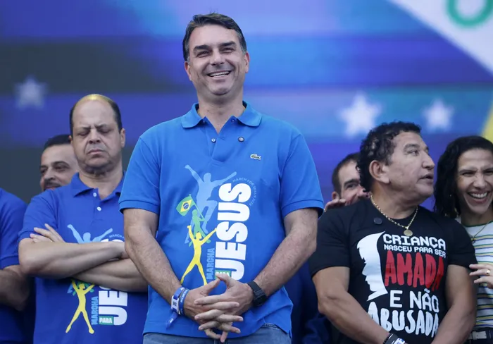 Flavio Bolsonaro durante la Marcha por Jesus, el 4 de junio en San Pablo. · Foto: Miguel Schincariol, AFP