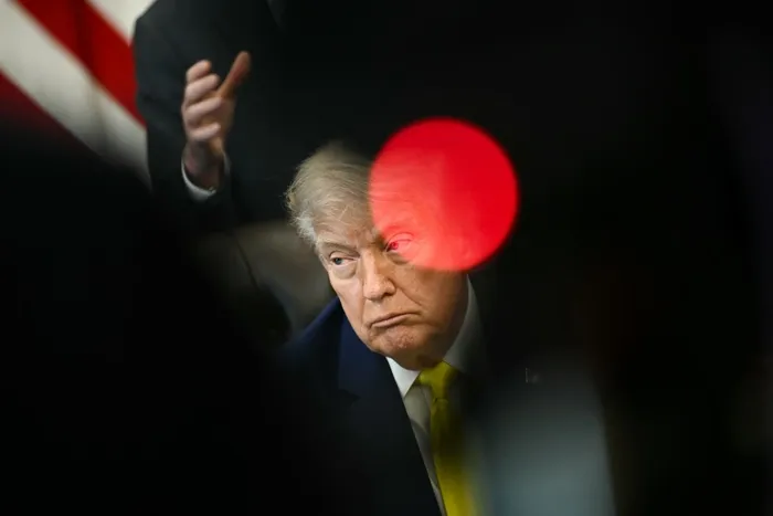 Donald Trump observa en el Despacho Oval de la Casa Blanca en Washington, D.C., el 4 de junio · Foto: Brendan Smialowski, AFP
