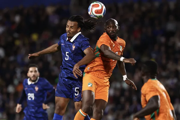 Jules Koundé, de Francia, y Seko Fofana, de Costa de Marfil, el 4 de junio, durante un amistoso internacional en Nantes, Francia. Foto: Franck Fife, AFP