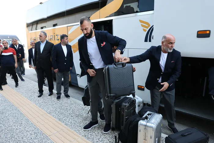 Centrocampista iraní #15 Roozbeh Cheshmi (C) desciende de un autobús mientras la selección nacional de fútbol de Irán llega al aeropuerto de Antalya para su partida hacia México antes del Mundial FIFA 2026.
Foto : ONER SAN / AFP · Foto: ONU