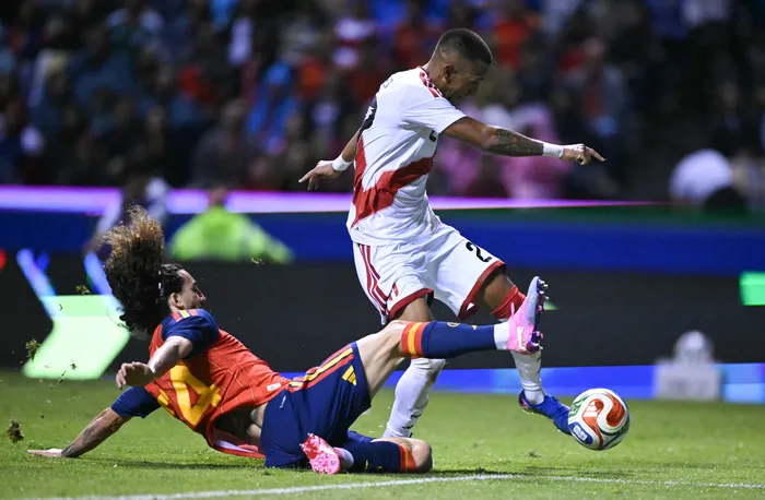 Marc Cucurella, de España, y Jhonny Vidales, de Perú, durante el partido amistoso, el 8 de junio, en el estadio Cuauhtémoc en Puebla, México. · Foto: Carl de Souza, AFP