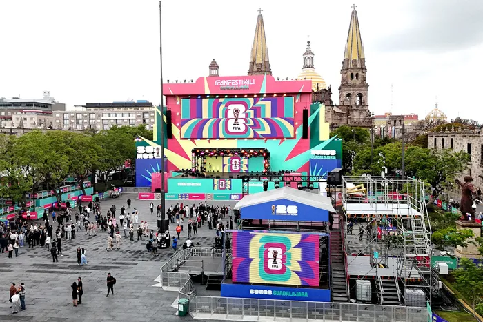 Instalación del FIFA Fan Fest Guadalajara en la Plaza de la Liberación de Guadalajara, México, el 9 de junio de 2026. · Foto: Ulises Ruiz