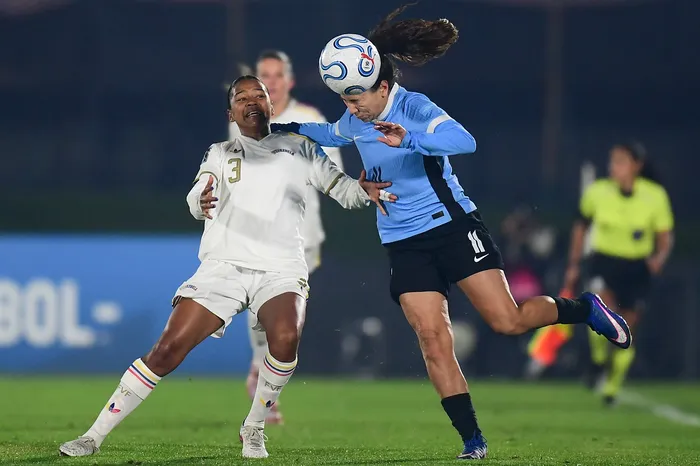 Bárbara Martínez, de Venezuela y Esperanza Pizarro, de Uruguay, el 9 de junio , en el estadio Centenario. · Foto:  Denis Lovrovic, AFP