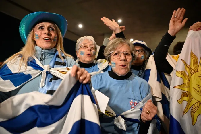 Hinchas en la despedida de la selección, el 9 de junio, en el aeropuerto de Carrasco. · Foto: Santiago Mazzarovich, AFP