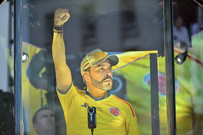 Abelardo de la Espriella, del movimiento Salvadores de la Patria, detrás de un vidrio a prueba de balas, el 9 de junio, en un acto de campaña en Cartagena, Colombia. · Foto: Manuel Pedraza, AFP