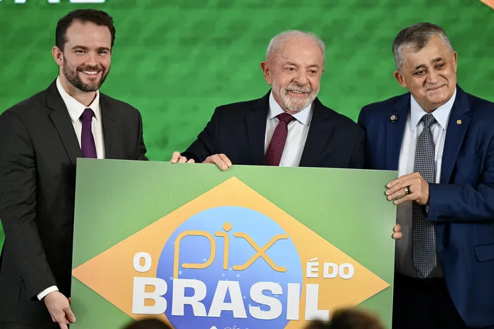 Dario Durigan, Luiz Inácio Lula da Silva, y Jose Guimaraes, el 10 de junio de 2026, en el Palacio Itamaraty de Brasilia. · Foto: Evaristo Sa, AFP