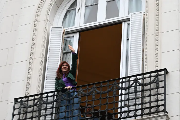 Cristina Fernández de Kirchner en su apartamento del barrio Constitución, donde cumple arresto domiciliario, en Buenos Aires, el 10 de junio. · Foto: Luis Robayo, AFP