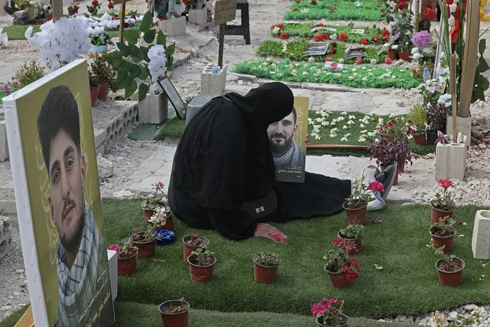 Tumba de un combatiente de Hezbolá que murió durante la guerra en curso, el 11 de junio, en un cementerio temporal en la ciudad de Sidón, en la costa sur de Líbano. · Foto: Anwar Amro, AFP.