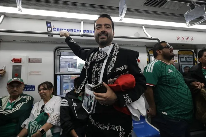 Metro hacia el estadio Azteca, donde México enfrentará a Sudáfrica en el partido inaugural del Mundial 2026, el 11 de junio, en Ciudad de México. Foto: Ian Robles, NurPhoto, AFP