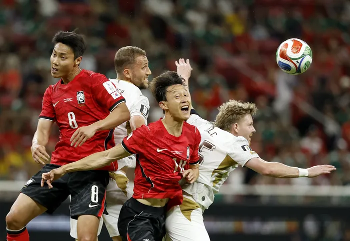 Paik Seung-ho y Lee Jae-sung, de Corea del Sur, con Pavel Sulc y Michal Sadílek, de República Checa, el 11 de junio por la fase de grupos de la Copa del Mundo 2026 en el estadio de Guadalajara. Foto: Ulises Ruíz, AFP