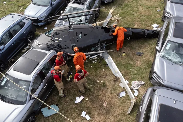 Accidente de un helicóptero en el barrio Recreio dos Bandeirantes en Río de Janeiro, Brasil, el 14 de junio de 2026. · Foto: Tercio Teixeira, AFP