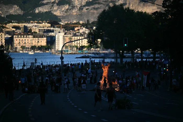 Protestas contra el G7, el 14 de junio, en Ginebra. Foto: Fabrice Coffrini, AFP · Foto:  Fabrice Coffrini, Efe