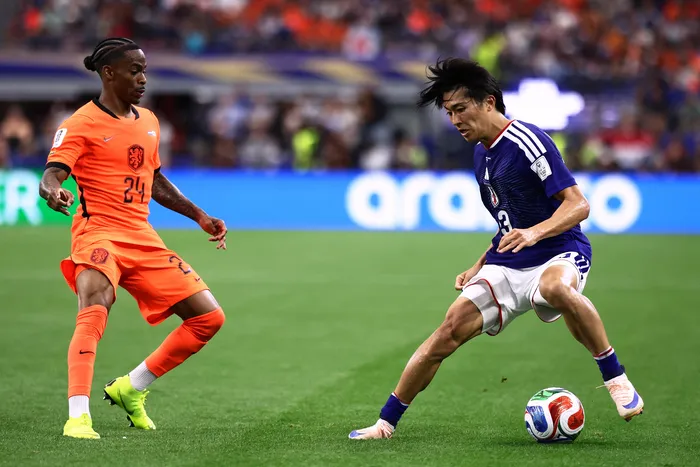 Crysencio Summerville, de Países Bajos, y Keito Nakamura, de Japón, el 14 de junio, durante la fase de grupos de la Copa del Mundo, en el estadio de Dallas. · Foto: Aric Becker, AFP