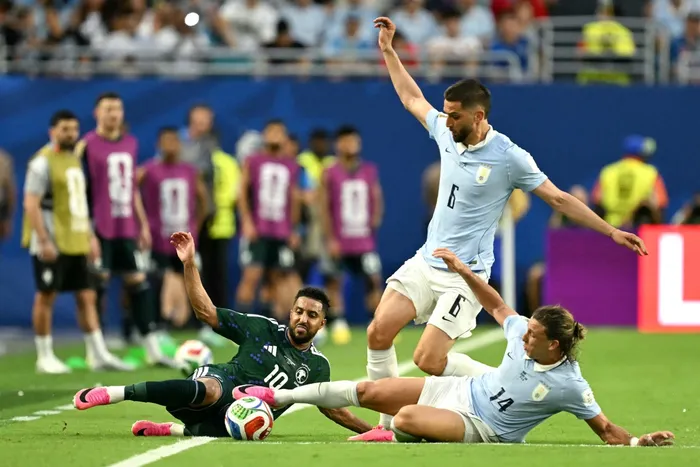 Salem Al-Dawsari, de Arabia Saudita, Rodrigo Bentancur y Agustín Canobbio, de Uruguay, el 15 de junio, en el estadio de Maiami, en Estados Unidos. · Foto: Chandan Khanna, AFP