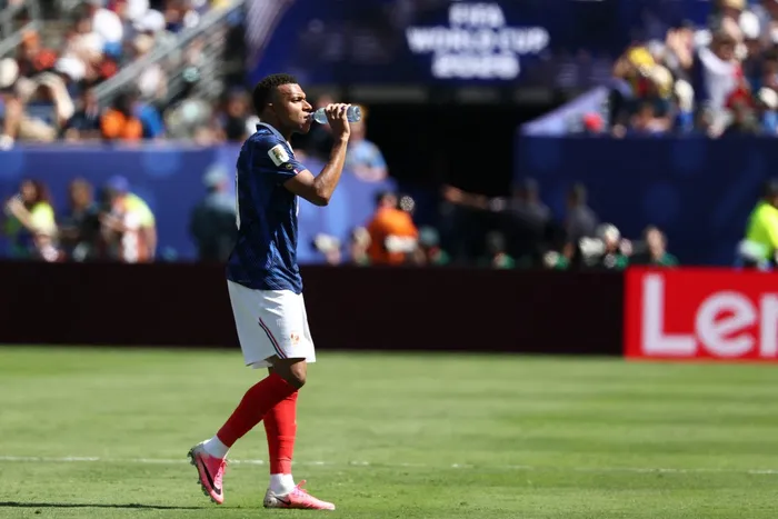 El delantero francés Kylian Mbappé, durante la pausa de hidratación en el partido del  Grupo I del Mundial de 2026 entre Francia y Senegal en el estadio New York/New Jersey en East Rutherford el 16 de junio de 2026. · Foto: Franck Fife,  AFP