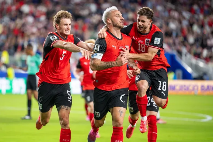 Marko Arnautovic (C), de Austria, celebra su gol ante Jordania, el 16 de junio, en el Estadio del Área de la Bahía de San Francisco en Santa Clara, Estados Unidos. · Foto: Georg Hochmut (APA), AFP