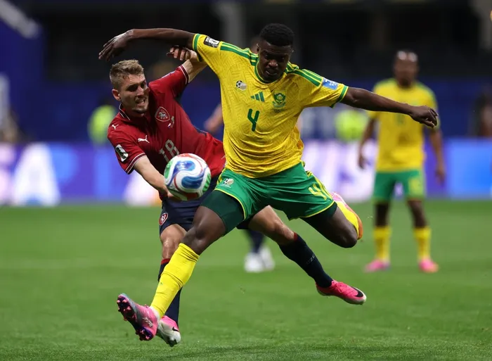 Teboho Mokoena de Sudáfrica y Michal Sadilek de la República Checa durante el partido del Grupo A de la Copa Mundial de la FIFA 2026 entre la República Checa y Sudáfrica en el Estadio de Atlanta el 18 de junio · Foto: Lars Barón, Getty Images, AFP