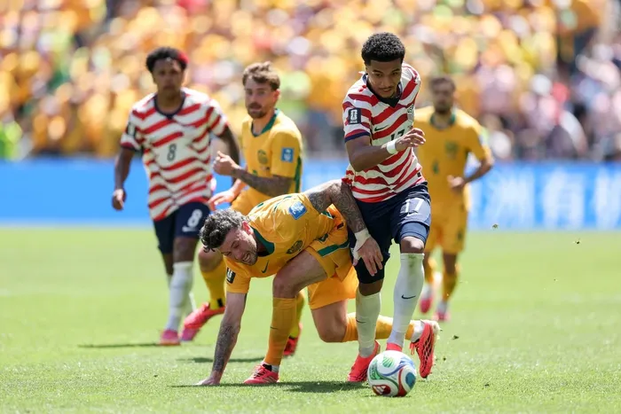 Malik Tillman de Estados Unidos y Aiden O'Neill de Australia durante el partido del Grupo D de la Copa Mundial de la FIFA 2026 entre Estados Unidos y Australia en el Estadio de Seattle el 19 de junio de 2026 en Seattle, Washington. 
Foto: Jamie Squire, Getty Images, AFP