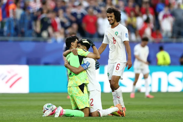 Yassine Bounou, Achraf Hakimi, Ayyoub Bouaddi de Marruecos, celebran después de ganar el partido ante Escocia, el 19 de junio, en el estadio de Boston, en Foxborough, Estados Unidos. · Foto: Franck Fife,  AFP