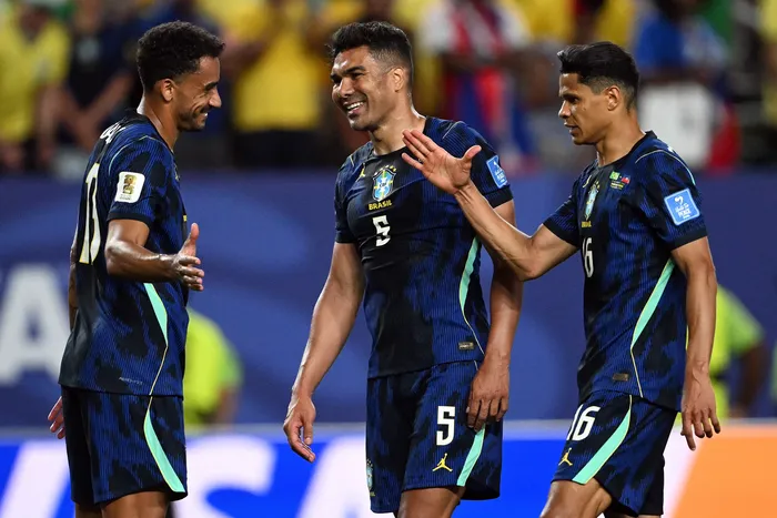 Danilo, Casemiro y Douglas Santos, al final del partido frente a Haití, en Filadelfia, el 19 de junio. · Foto: Mauro Pimentel, AFP