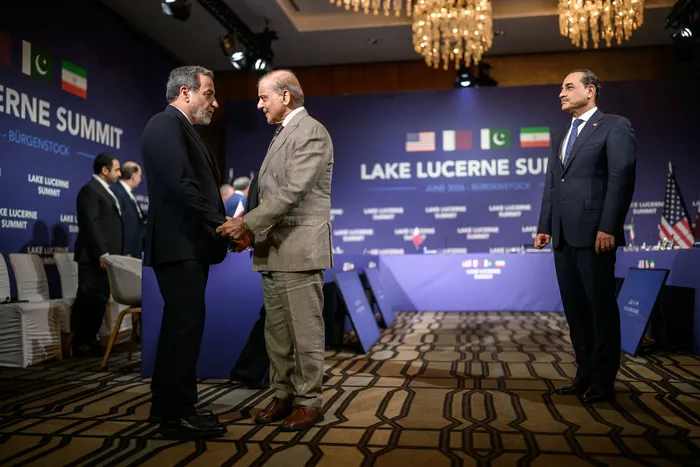 Abbas Araghchi, Muhammad Shehbaz Sharif y Marshal Asim Munir, el 21 de junio, en Suiza. · Foto: Fabrice Coffrini, AFP