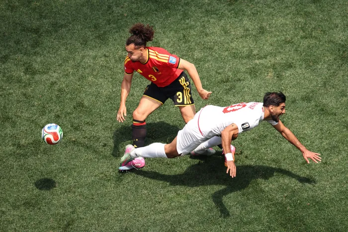 Arthur Theate, de Bélgica, y Shahriyar Moghanloo, de Irán, el 21 de junio, en el SoFi Stadium de Los Ángles. Foto: Etienne Laurent, AFP