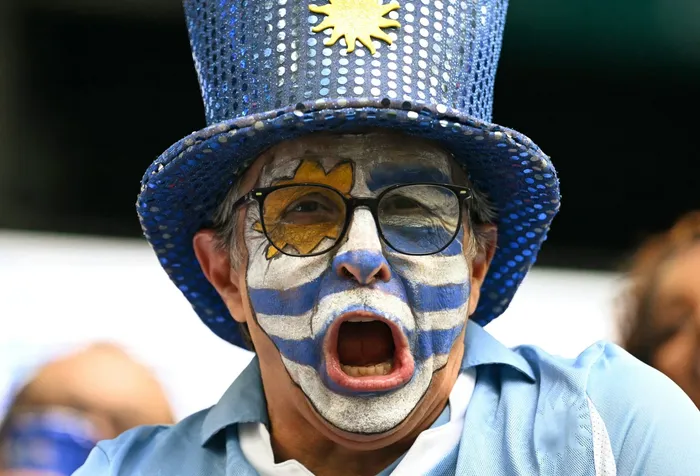 Hincha uruguayo, el 21 de junio, en el estadio de Miami, en Estados Unidos. · Foto: Chandan Khanna, AFP