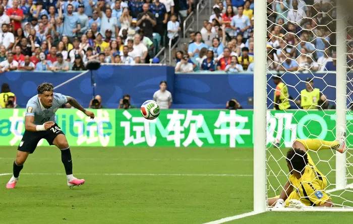 Maximiliano Araújo convierte el gol del empate transitorio con Cabo Verde, el 21 de junio, en el Hard Rock Stadium de Miami. Foto: Chandam Khanna, AFP