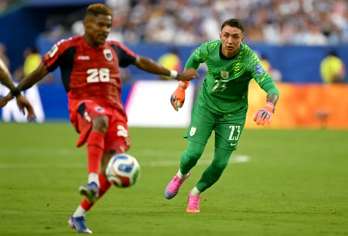 Hélio Varela, de Cabo Verde, y Fernando Muslera, de Uruguay, el 21 de junio, en el Hard Rock Stadium de Miami. Foto: Chandan Khanna, AFP