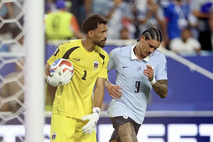 Vozinha, de Cabo Verde, y Darwin Núñez, de Uruguay, el 21 de junio, en el estadio de Miami, Estados Unidos. · Foto: Patricia de Melo Moreira, AFP