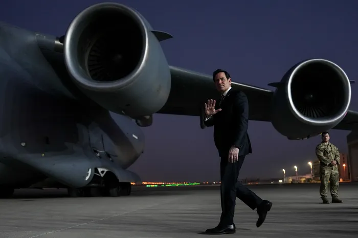 Marco Rubio, el 24 de junio, en el Aeropuerto Internacional de Kuwait. Foto: Eric Lee, Pool, AFP