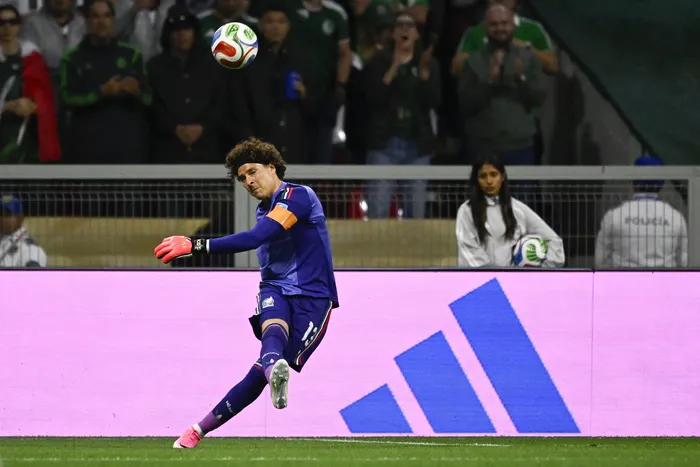 Guillermo Ochoa, golero de México, el 24 de junio, en el estadio Azteca. · Foto: Alfredo Estrella, AFP