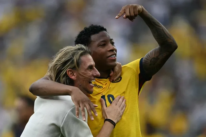 Sebastián Beccacece y Gonzalo Plata tras ganar el partido de fútbol del grupo E del Mundial 2026 entre Ecuador y Alemania, en el estadio de Nueva York/Nueva Jersey, en East Rutherford, el 25 de junio. · Foto: Mauro Pimentel, AFP