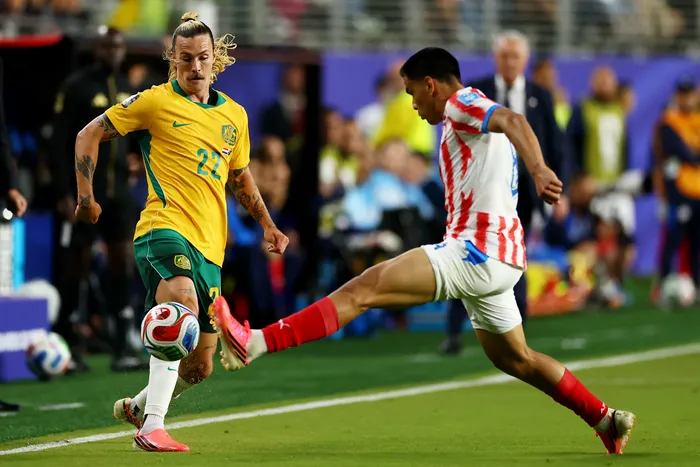 Jackson Irvine, de Australia, y Diego Gómez, de Paraguay, durante el partido disputado en el San Francisco Bay Area Stadium, el 25 de junio. · Foto: Dean Mouhtaropoulos / Getty Images / AFP